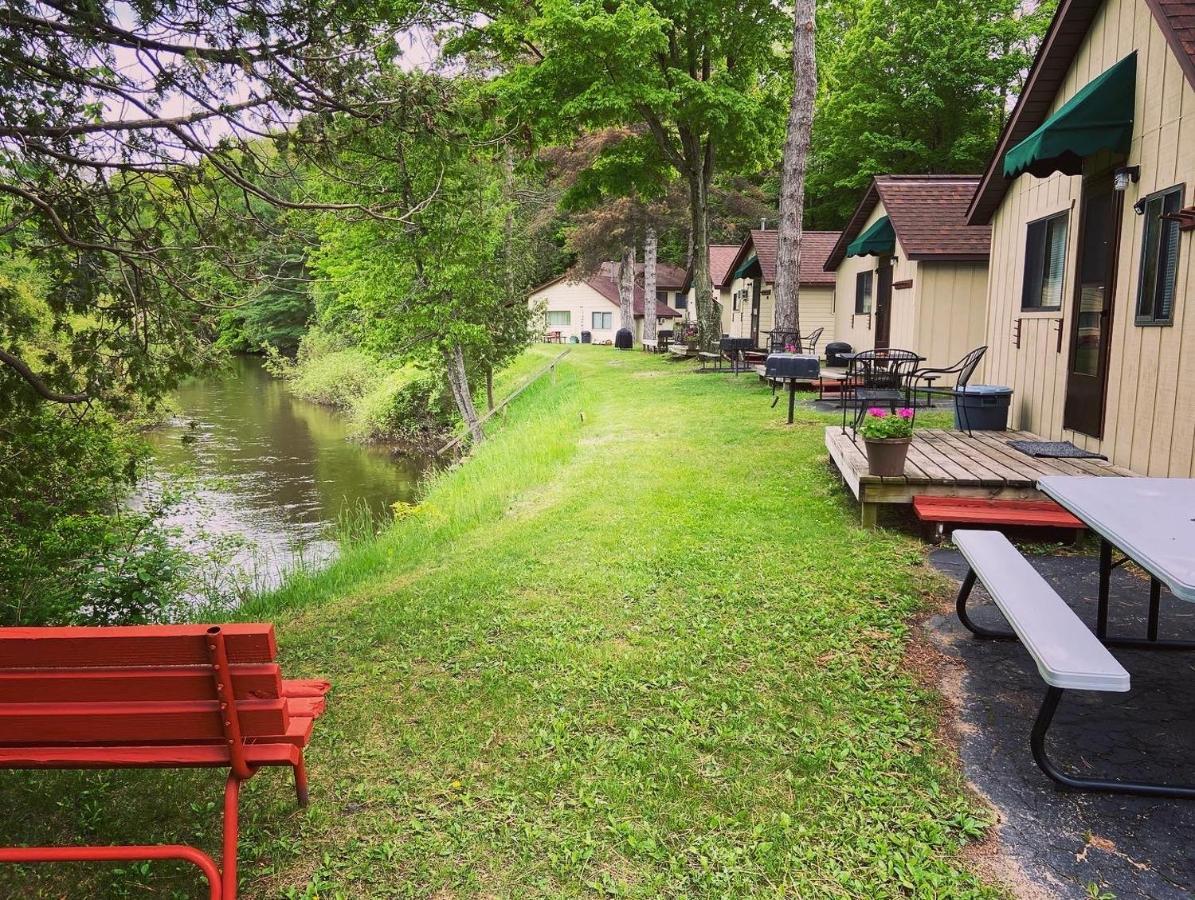 Benzonia Betsie Riverside Resort מראה חיצוני תמונה