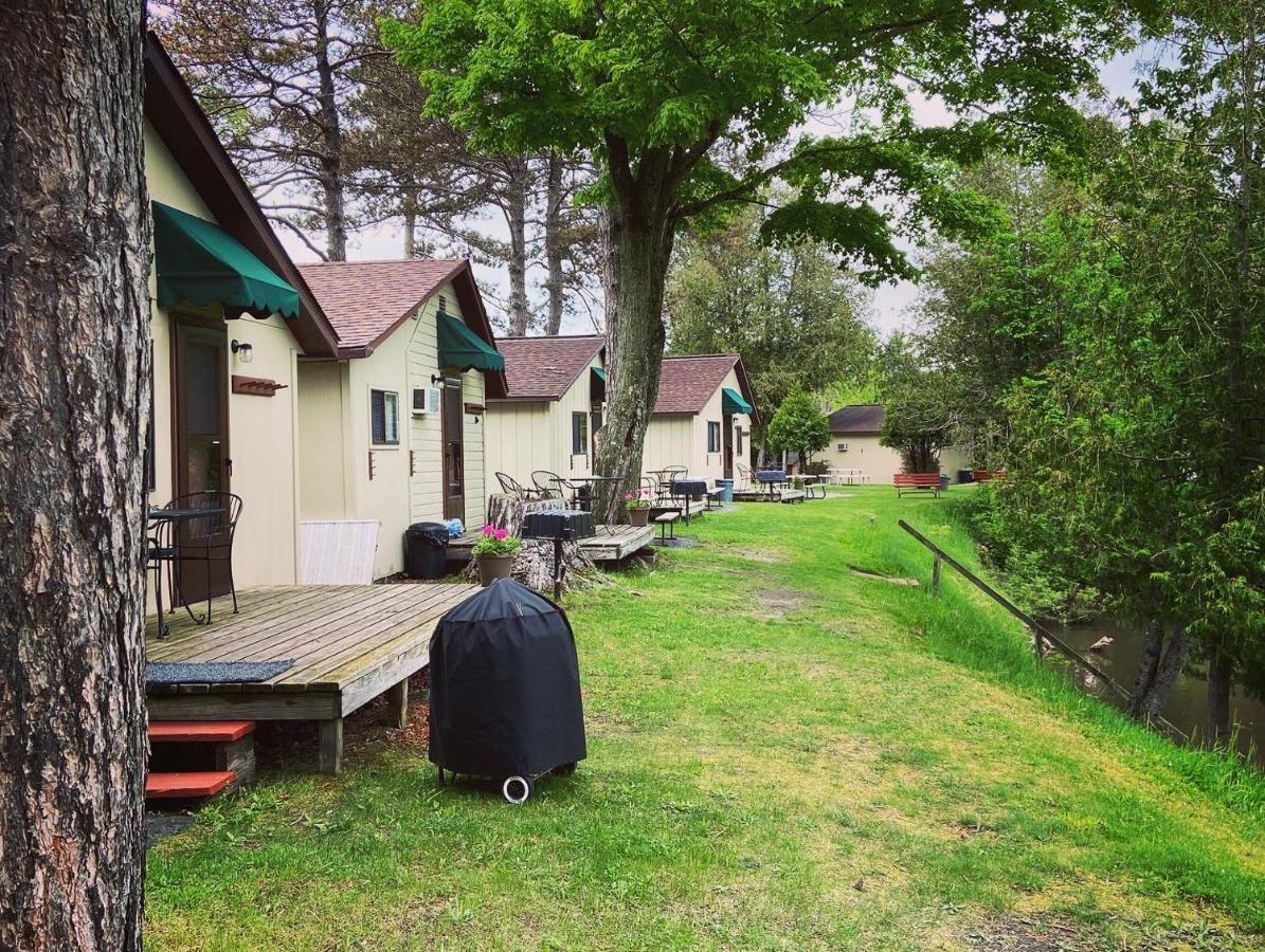 Benzonia Betsie Riverside Resort מראה חיצוני תמונה