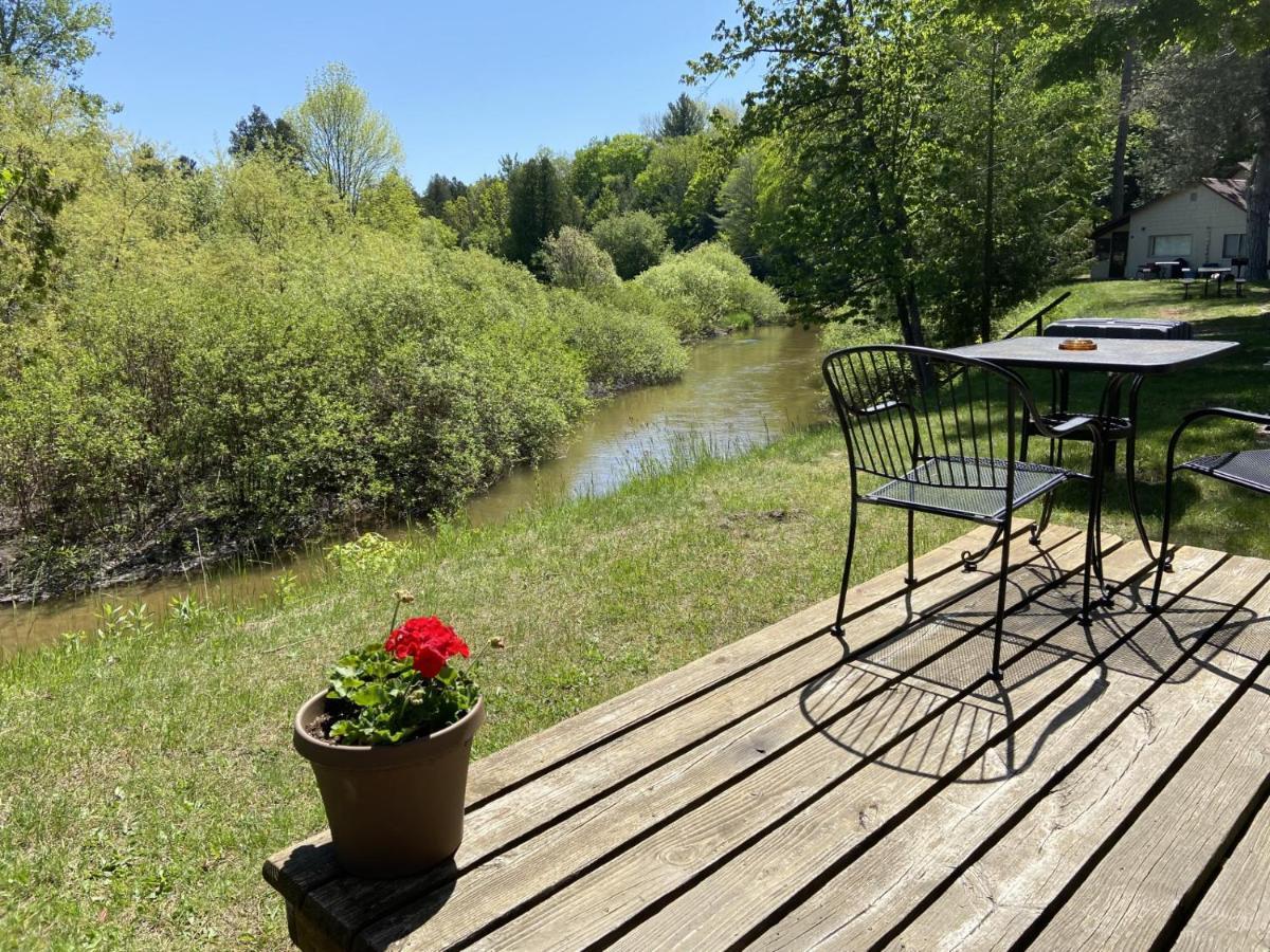 Benzonia Betsie Riverside Resort מראה חיצוני תמונה