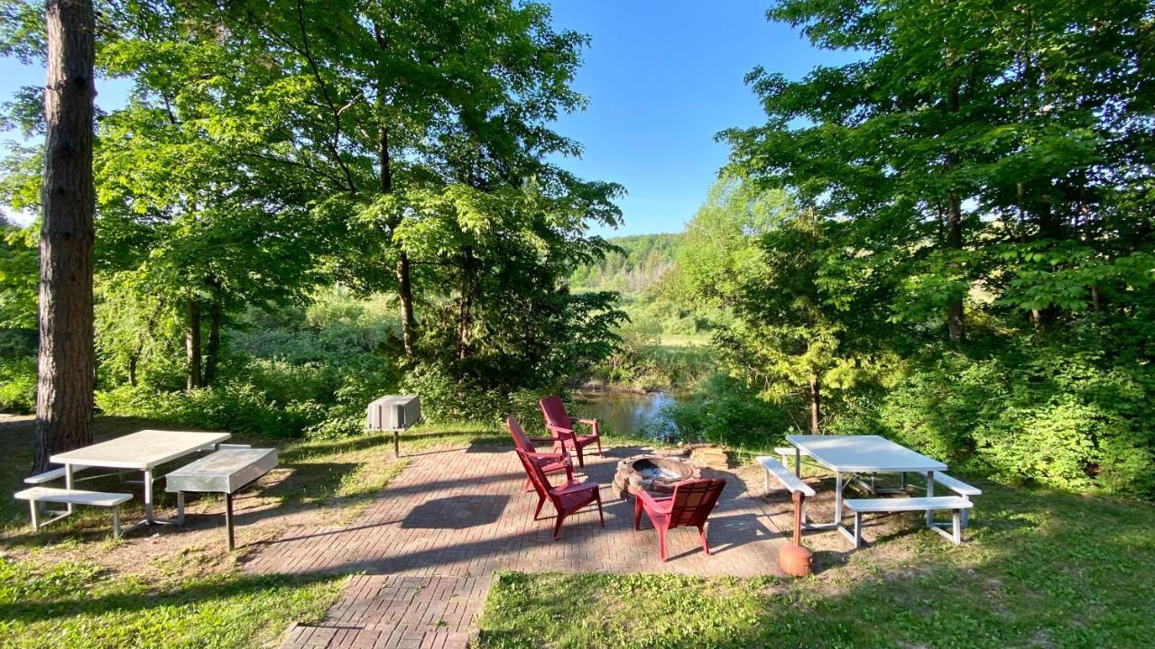Benzonia Betsie Riverside Resort מראה חיצוני תמונה