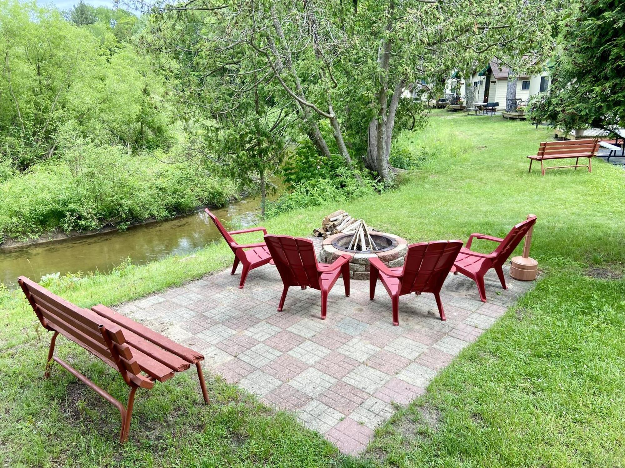 Benzonia Betsie Riverside Resort מראה חיצוני תמונה