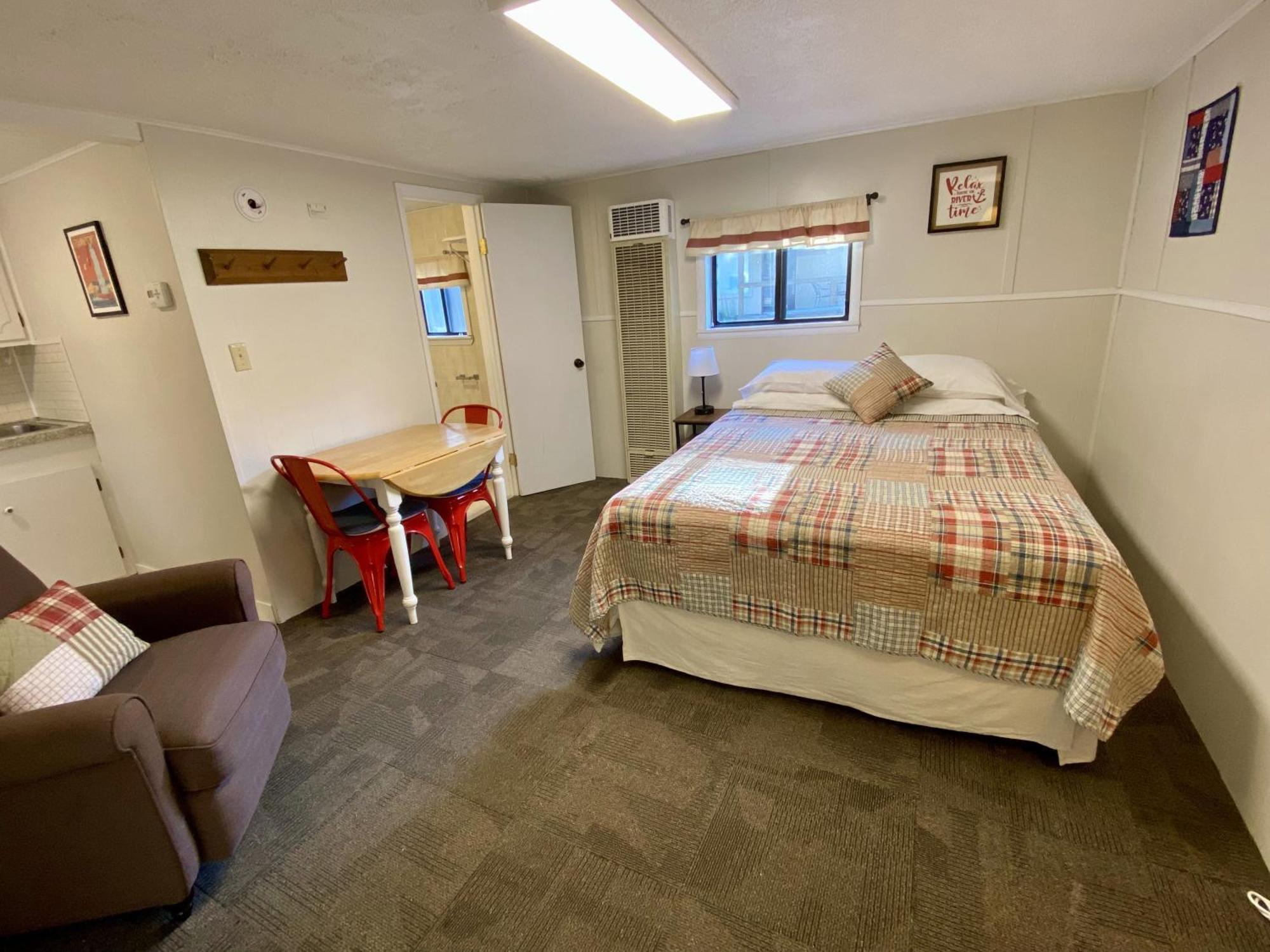 Benzonia Betsie Riverside Resort מראה חיצוני תמונה